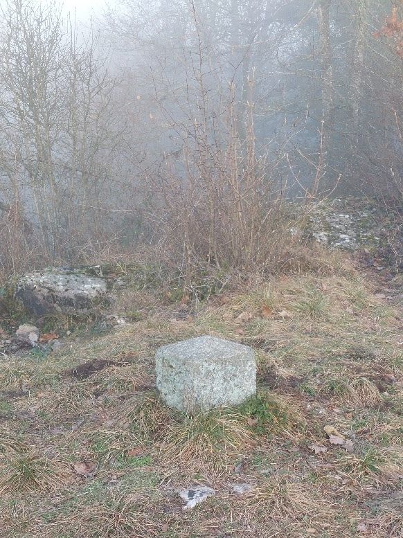 La pierre au sommet du Mormont (avec ou sans brouillard il n’y a aucune vue sur les environs depuis cet endroit)